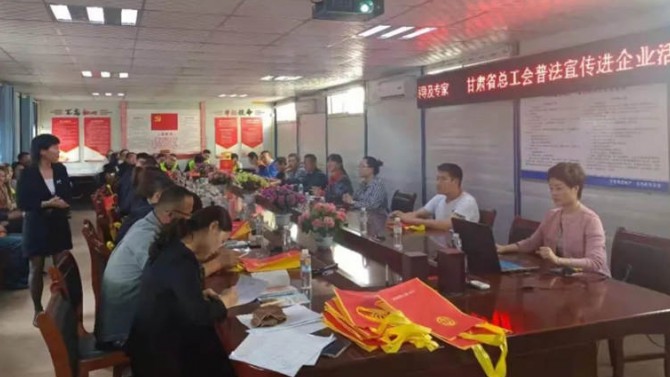 普法宣傳進項目，攜手共建文明工地