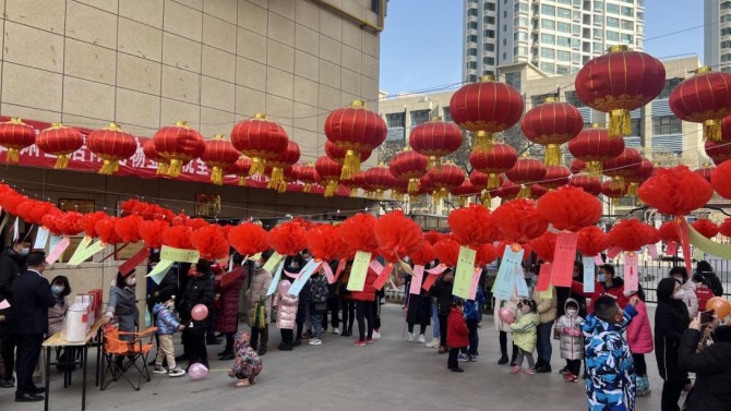 “同心聚活力、睦鄰鬧元宵”   ---置業(yè)公司宜居陽光物業(yè)各物業(yè)中心開展“猜燈謎、鬧元宵”活動